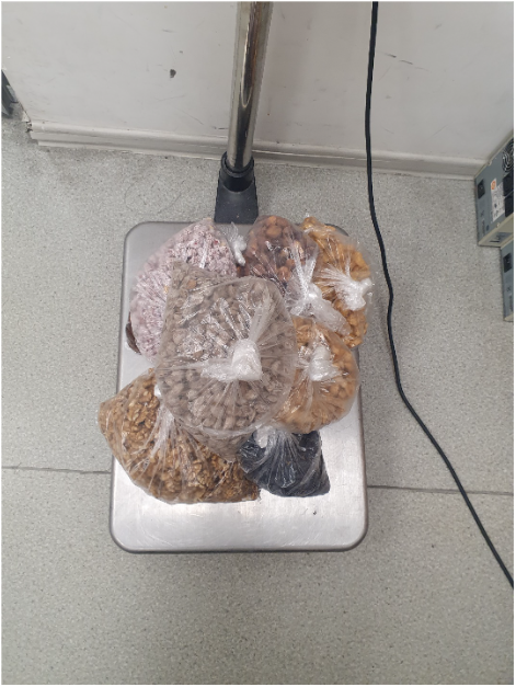 В аэропорту Казани у пассажира из Таджикистана изъяли 14 кг сухофруктов и орехов