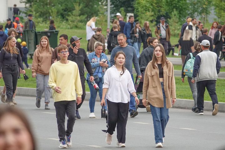 «Уже сменила профессию»: челнинцы рассказали, как прошел год на первой работе