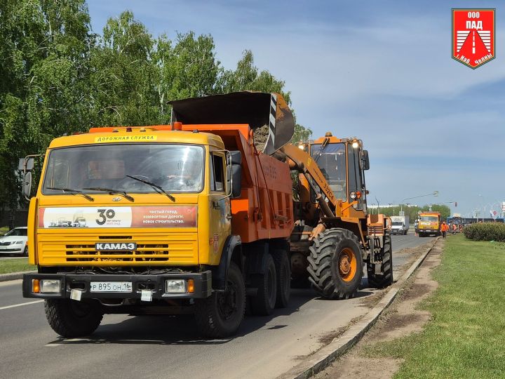 На проспекте Джалиля срезают грунт на газоне, чтобы грязь не смывало на дорогу