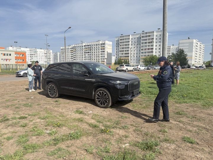 Более 60 жалоб в неделю: челнинцы активно жалуются на парковку на газонах