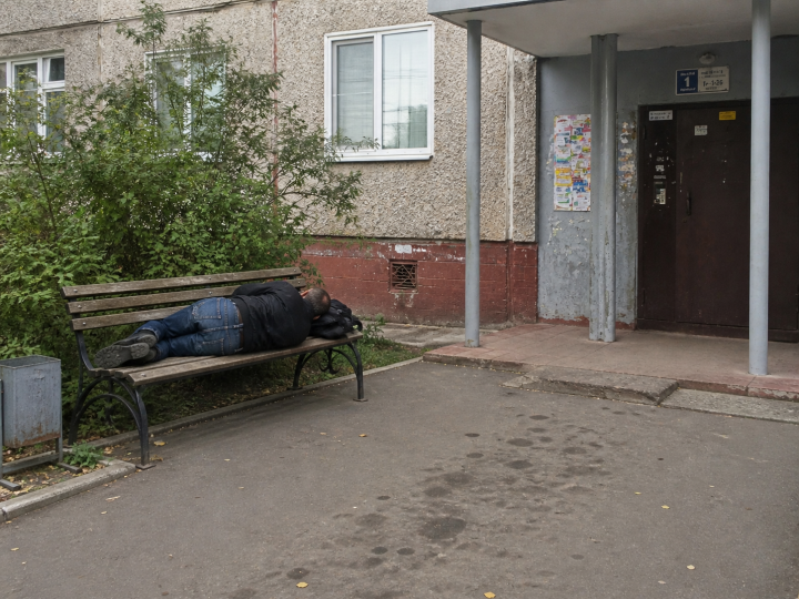Жители дома хотят убрать скамейку из-под окнон из-за шумных компаний