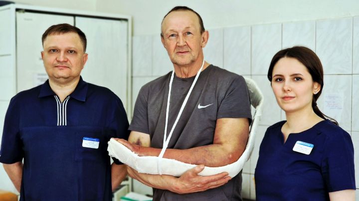 Укусили и змея, и клещ: мужчина чудом выжил после прогулки за крапивой