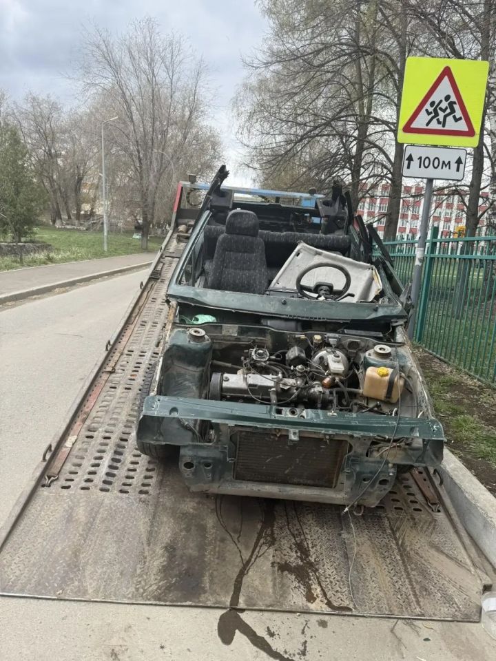 Не роскошь, а автохлам: в Челнах эвакуировали ВАЗ-«кабриолет»