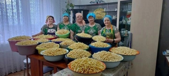 Челнинка и ее команда изготовили более 1,3 тонн чак-чака для военнослужащих