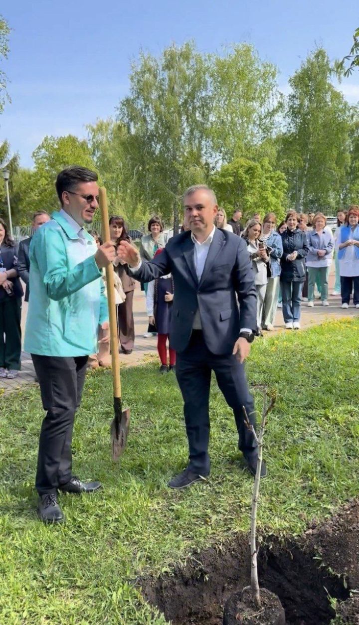 В Сквере славы БСМП имени посадили дерево в честь Марата Мухамадеева