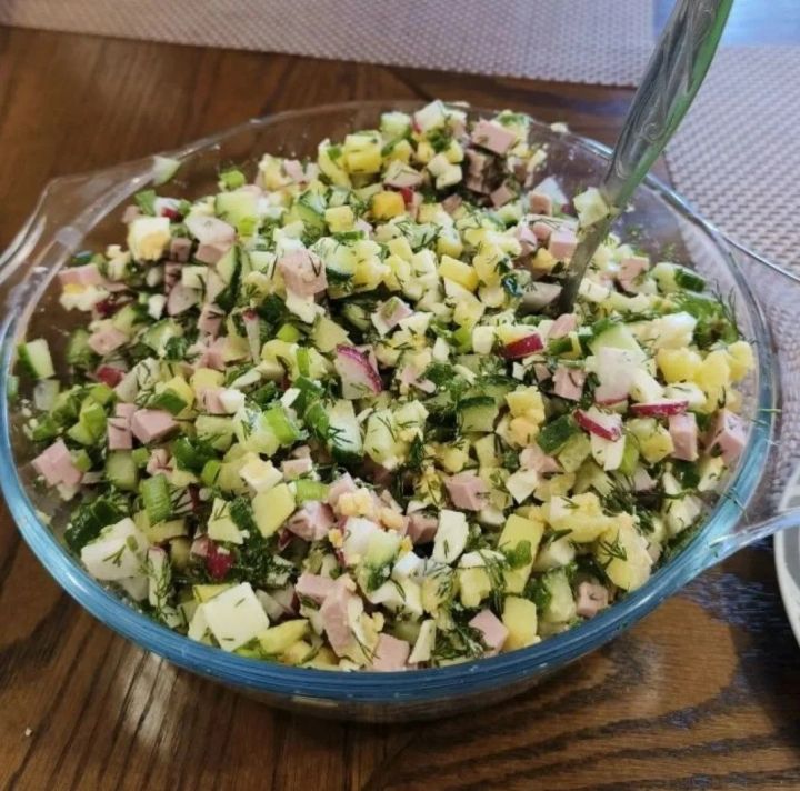 Летнее меню: окрошка на кефире с курицей