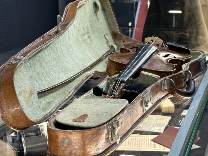 Музею Челнов передали скрипку Героя Советского Союза Кошаева