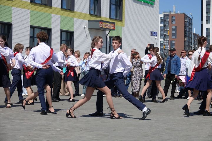 В Челнах оканчивают выпускные классы более 9 тысяч учеников