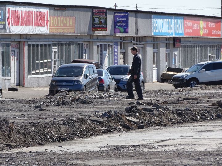В Челнах на рынке «Гараж 500» приставы опечатали павильоны
