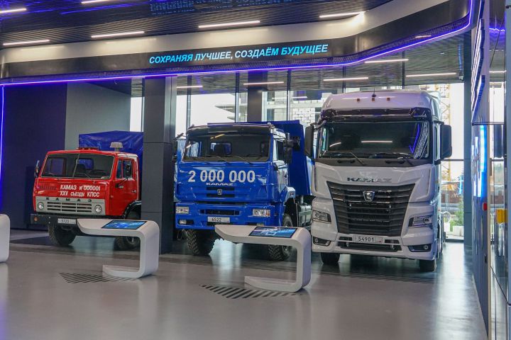 В Челнах установили копию первого грузовика КАМАЗ