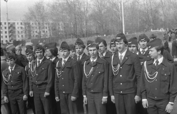 Редкие кадры: челнинские школьники перед Днем Победы в 1981 году