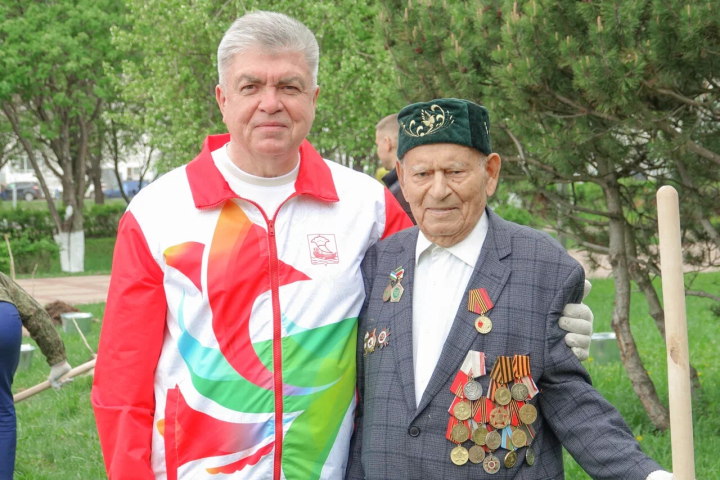 Мэр Челнов и 99-летний ветеран ВОВ посадили саженцы маньчжурского ореха