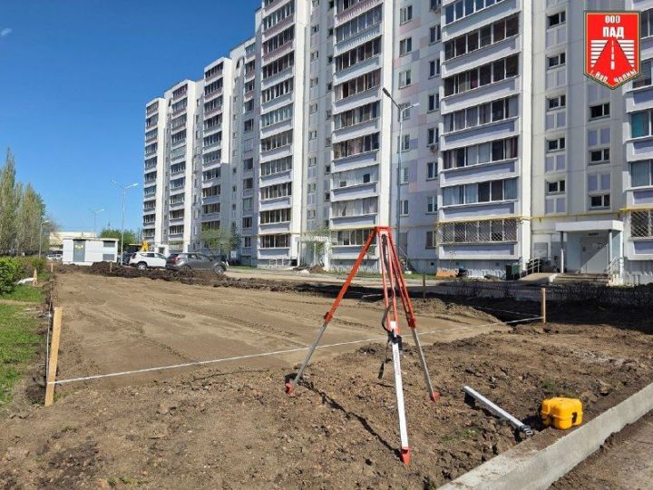 Во дворе дома 60/16 в Челнах расширяют парковку и тротуары