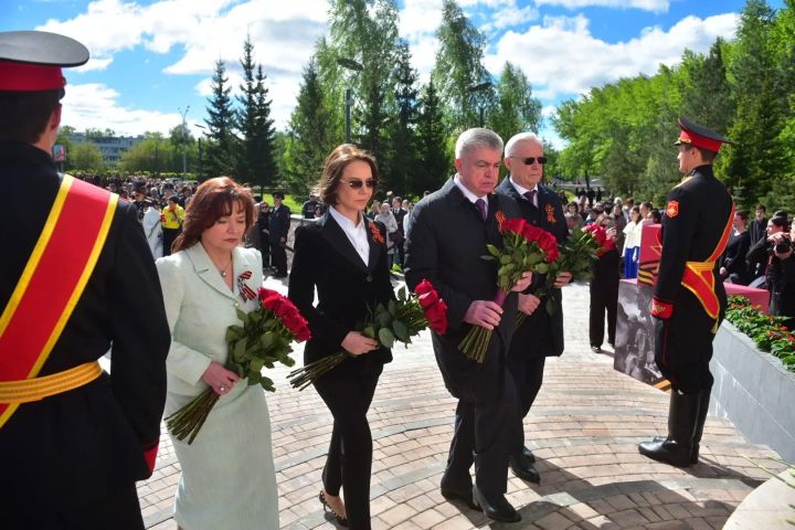 Челнинцев поздравили с Днём Победы у мемориала «Родина-мать»