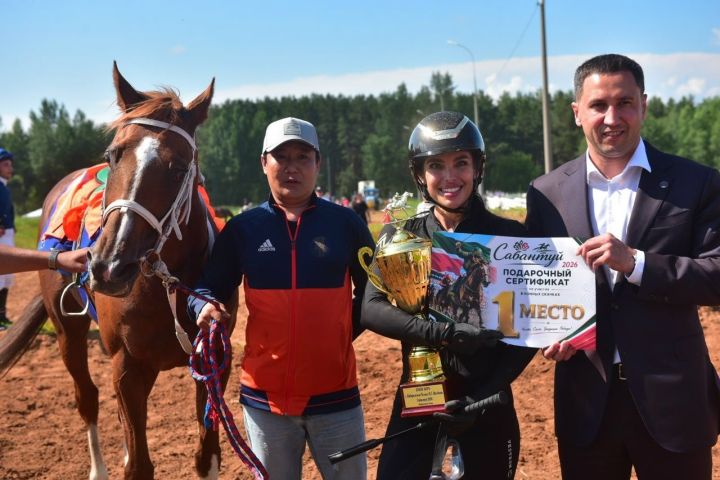 Жеребец Бармалей и жокей Вероника Саматова выиграли скачки на Кубок мэра