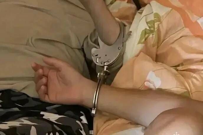 В Татарстане мальчик запер себя и бабушку-инвалида в найденные наручники