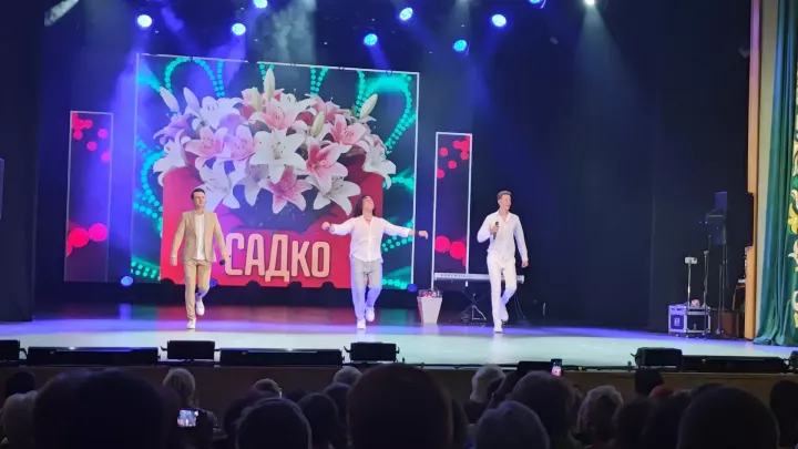 В Челнах артистам группы «САДко» подарили пакеты с молоком
