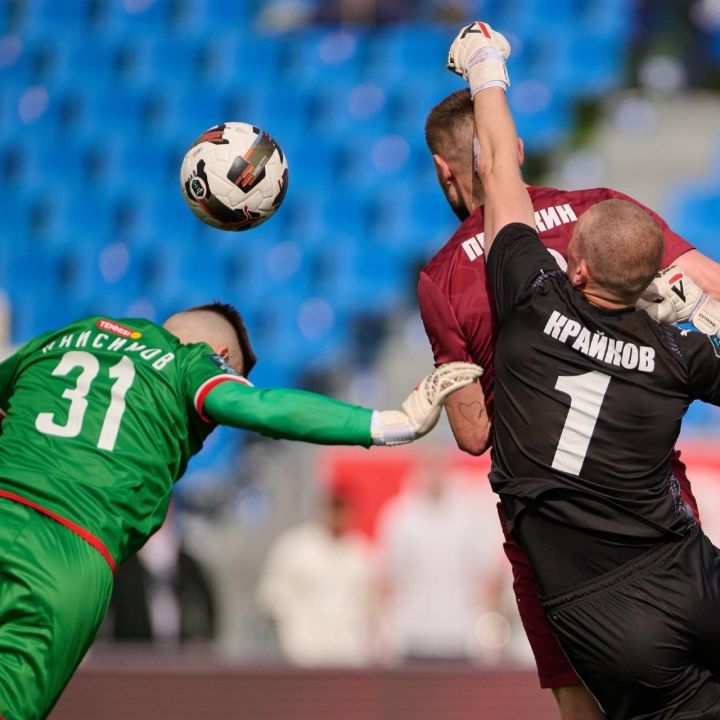ФК «КАМАЗ» проредил состав команды