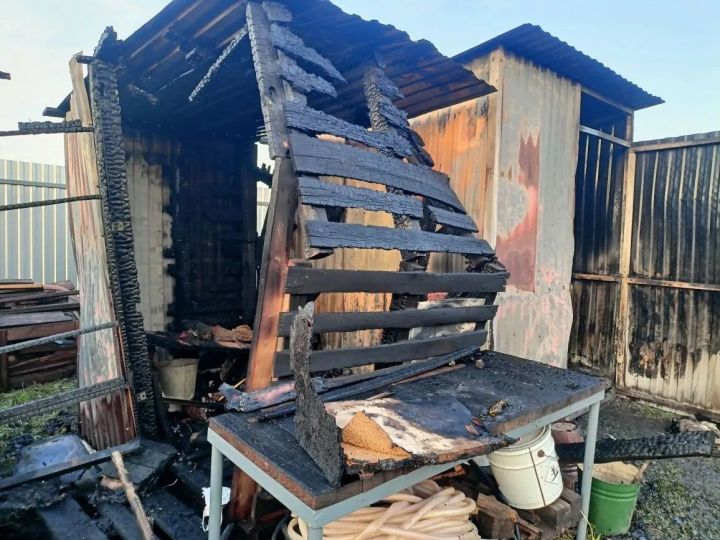 Под Челнами в 2 утра сгорел хозблок с инструментами