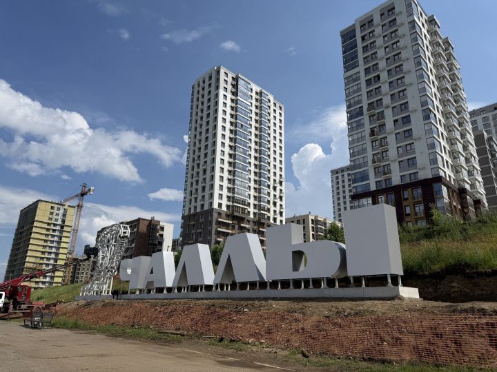 На набережной Табеева в Челнах завершают установку новой стелы «Яр Чаллы»