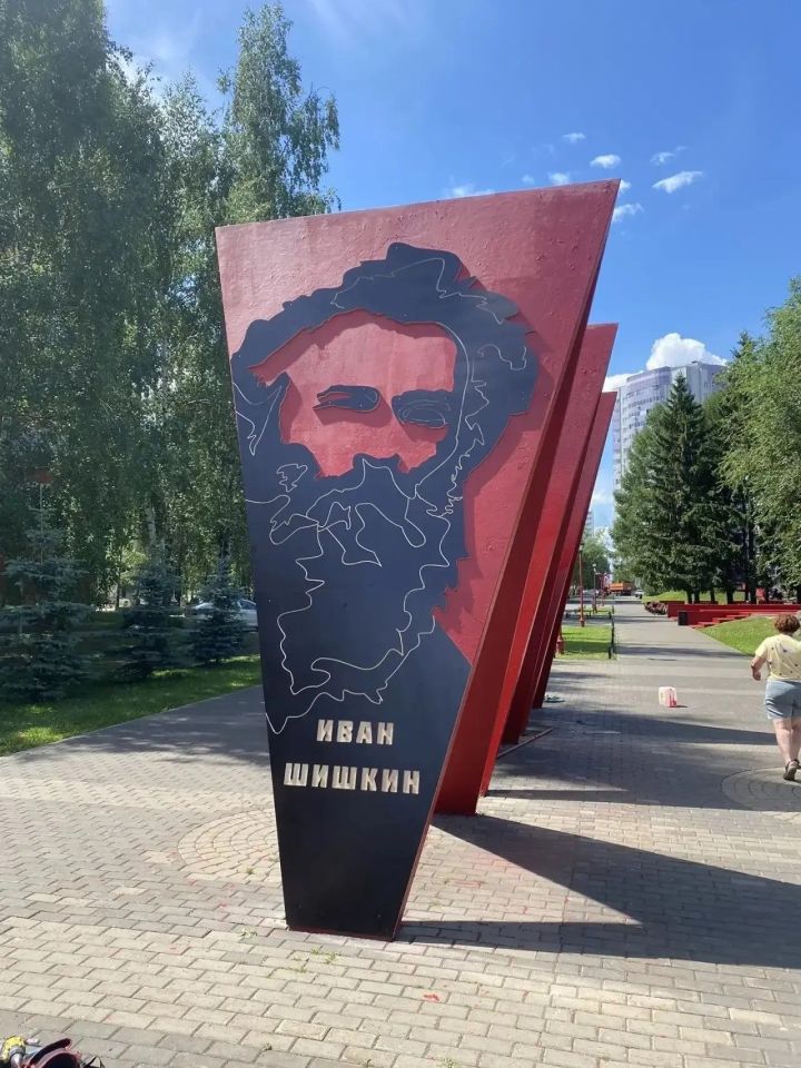 Исчезнувший со стелы в Челнах портрет Шишкина вернули спустя месяц