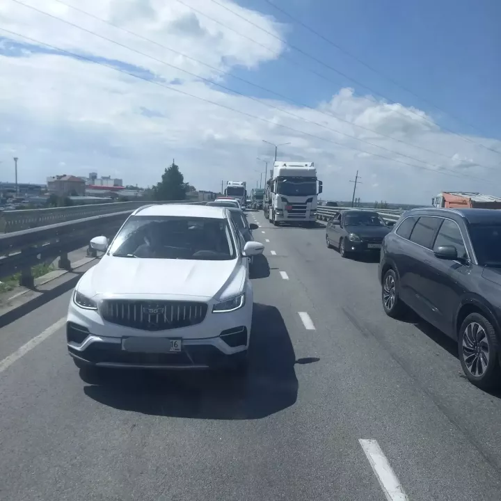 На въезде в Челны со стороны Нижнекамска образовалась пробка больше 2 километров