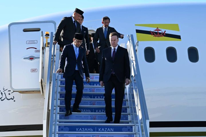 Султан Брунея лично посадил самолет, прилетев на саммит в Татарстан