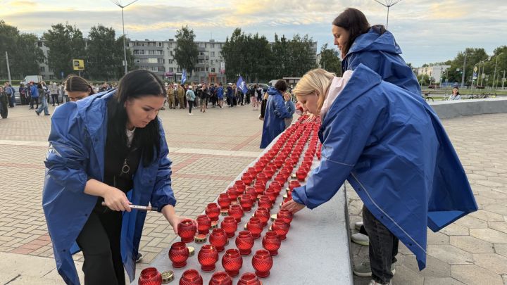 В Набережных Челнах зажгли свечи памяти у мемориала «Родина-мать»