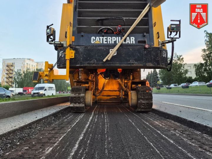 На проспекте Мусы Джалиля в Челнах ночью снимают старый асфальт