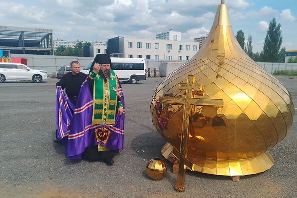 В Челнах освятили купол временного храма будущего кафедрального собора