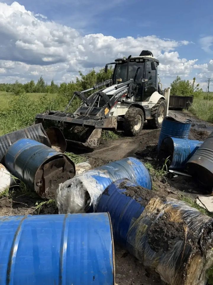 Под Челнами обнаружена свалка с бочками битума и нефти