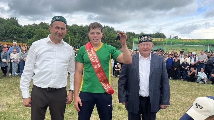 22-летнему батыру Сабантуя Тукаевского района вручили ключи от «Гранты»