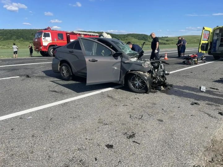 В Татарстане пенсионер на легковушке погиб, врезавшись в грузовик