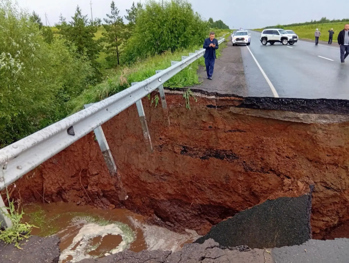 В Татарстане на трассе Челны – Сарманово смыло дорогу