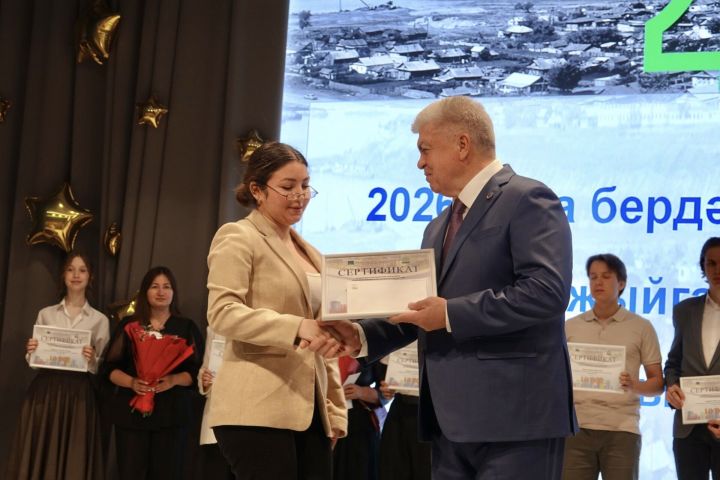 Стобалльники в Челнах получили по 10 тысяч рублей