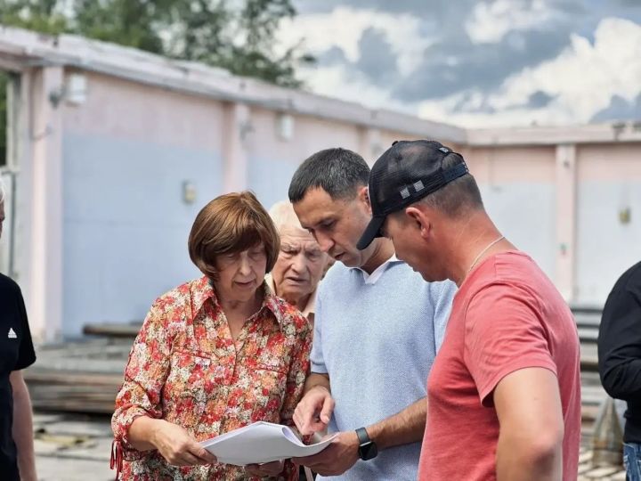 Фарид Салахов проверил ход ремонта ледового дворца и городской бани