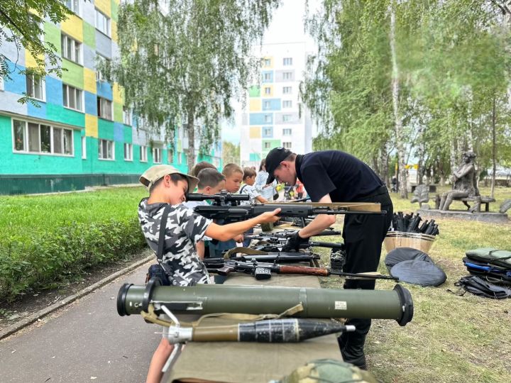 В Челнах детей и взрослых научат разбирать и собирать автомат Калашникова