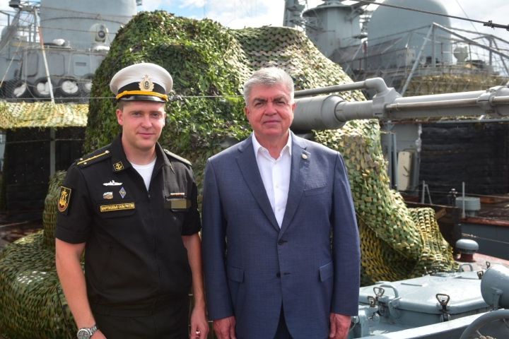 Наиль Магдеев вручил награды экипажу ракетного катера «Набережные Челны»