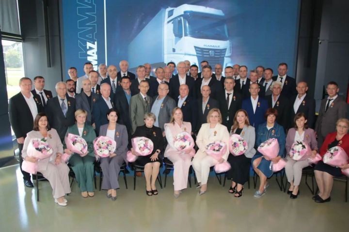 48 сотрудников КАМАЗа награждены медалями Минобороны России