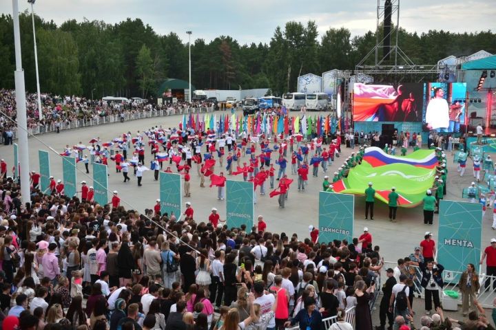 Квартирник, «розовый» флешмоб и Миа Бойка: в Челнах отметили День молодежи