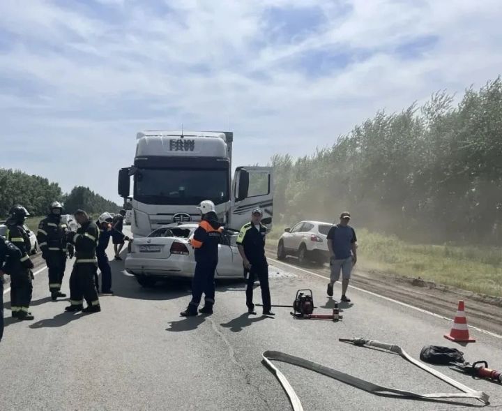 Погиб на встречке: в Татарстане водитель иномарки врезался в грузовик