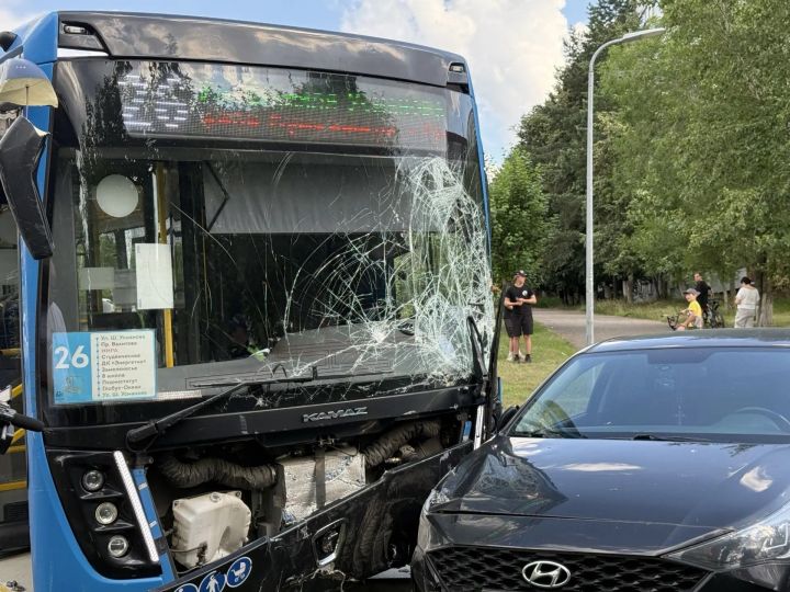 «Лобовуха» всмятку: в Челнах автобус попал в ДТП с легковым автомобилем