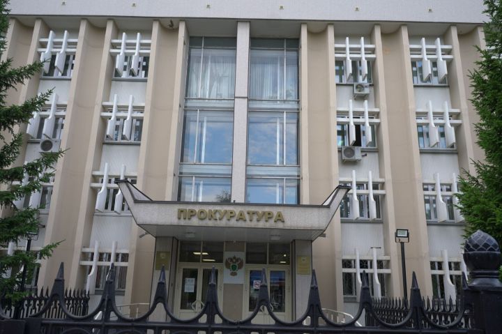 Дождь в квартире закончился: по требованию прокуратуры УК залатала дыру на крыше