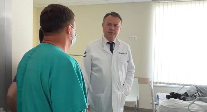 Министр Абашев навестил раненых в больнице Нижнекамска