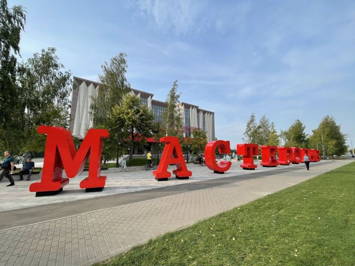 Чемоданы и тазы: челнинцы помогли «Мастеровым» собрать реквизит к спектаклю