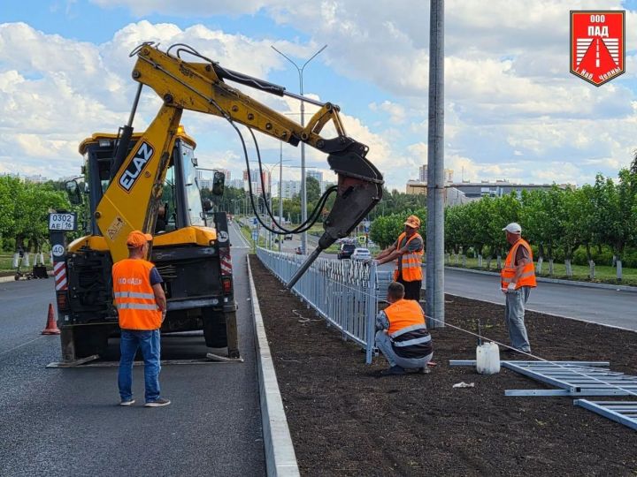 В Челнах устанавливают забор на улице Батенчука