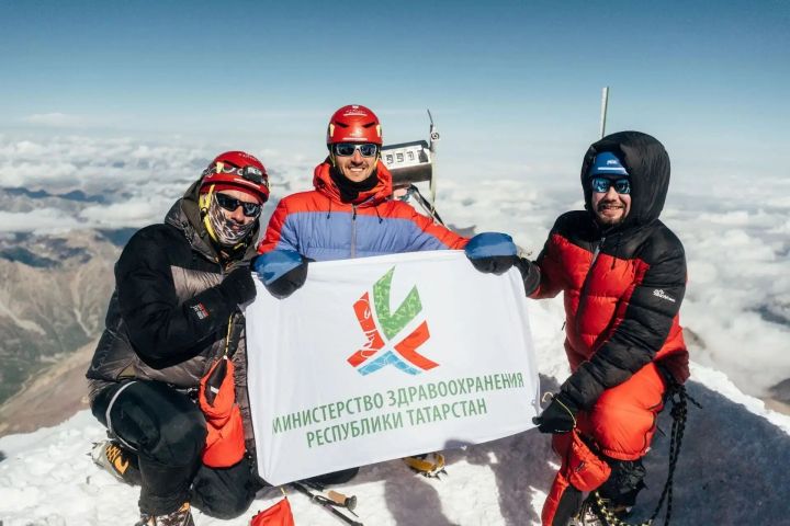 Врачи из Челнов подняли флаг Минздрава Татарстана на вершине Эльбруса
