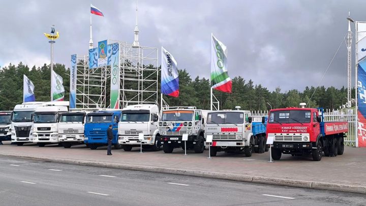 «КАМАЗ» представил исторические и современные модели в честь 400-летия Челнов