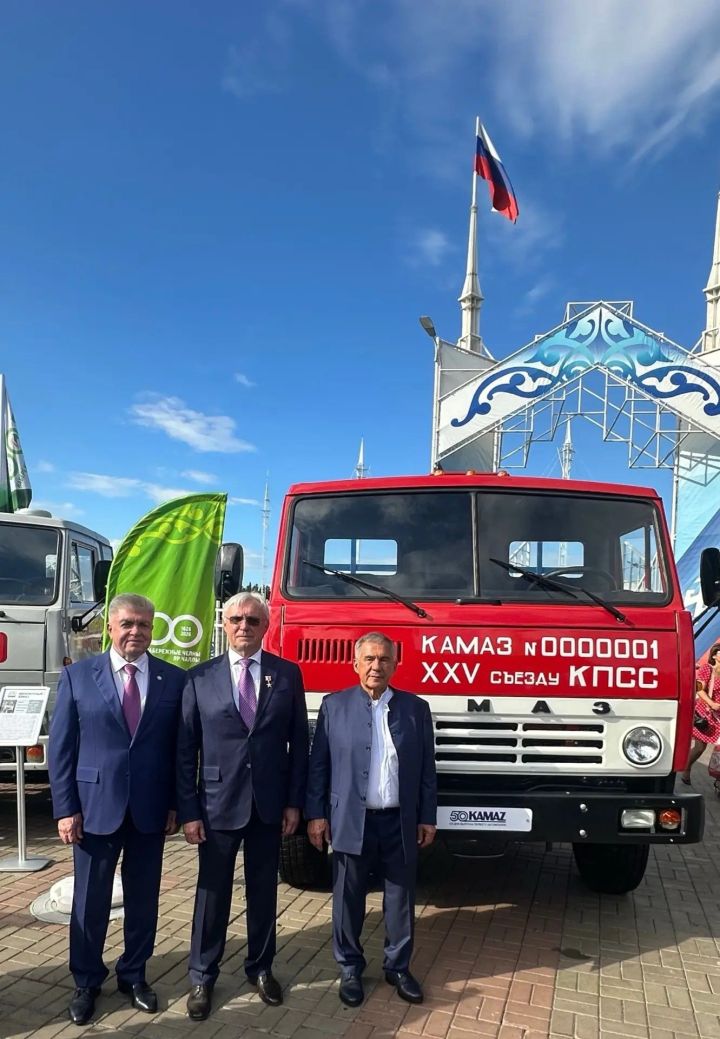 Рустам Минниханов сфотографировался у первого КАМАЗа в Челнах