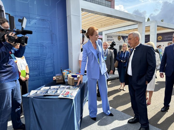 Первоклассникам подарят альбом от «КАМАЗа», которым заинтересовался Минниханов